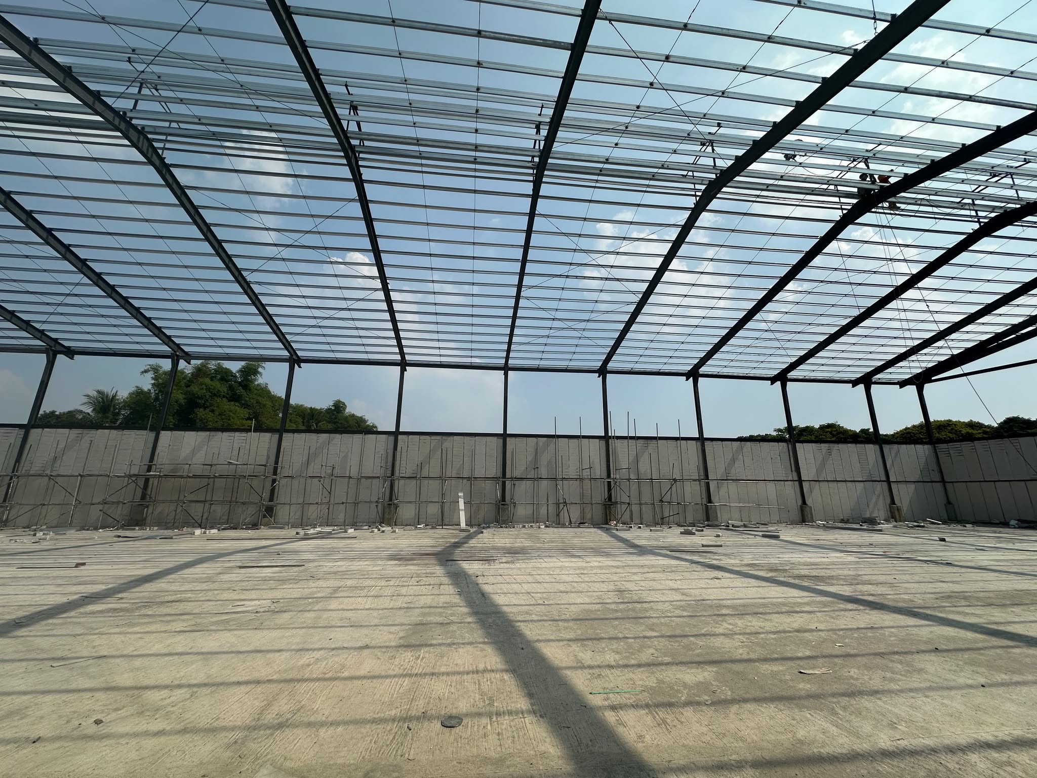 QUICKPANEL lightweight walls installed in large steel building