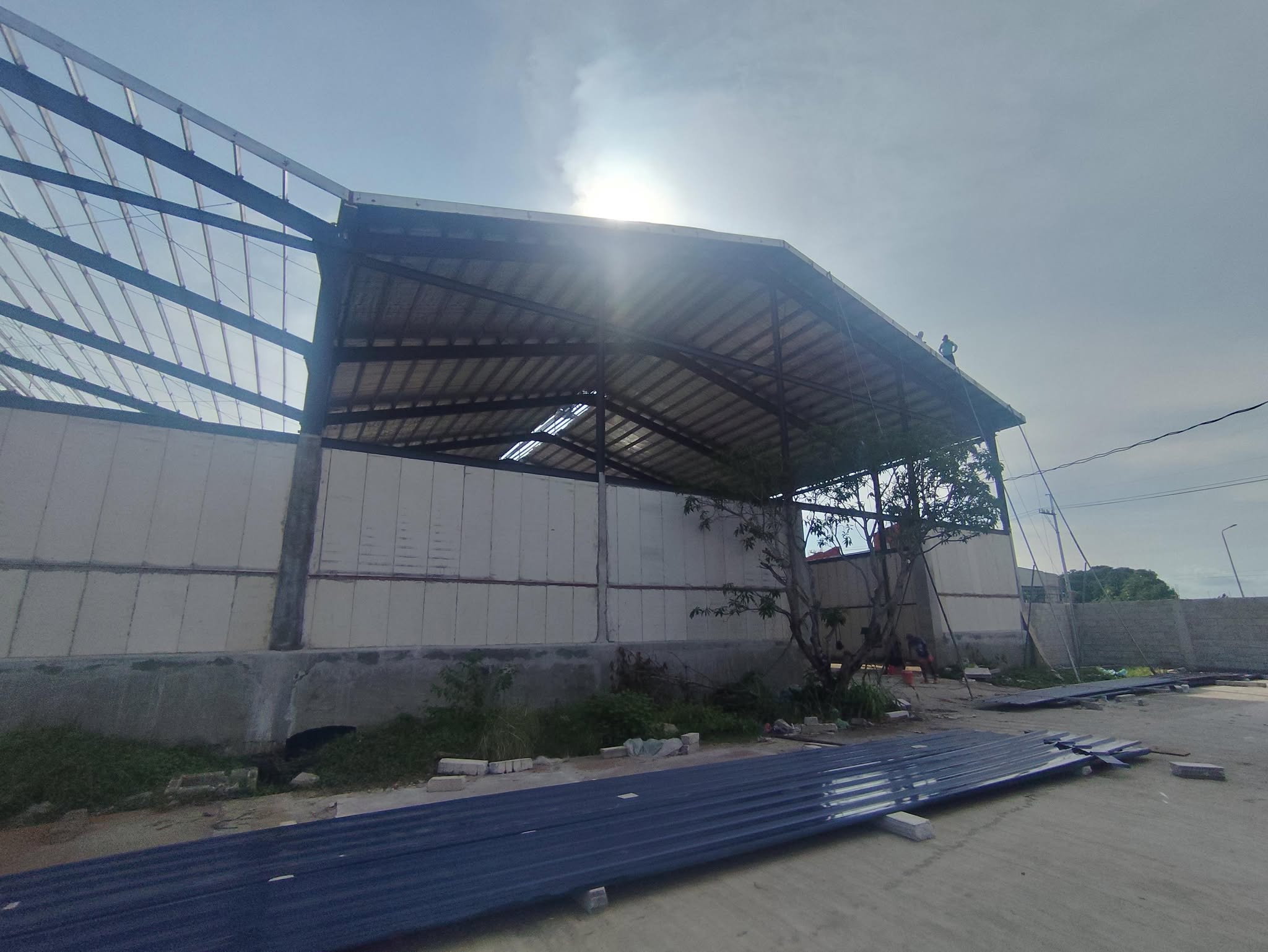 QUICKPANEL exterior walls on industrial steel-framed building